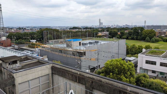 工事施工中の写真(南側から見る)