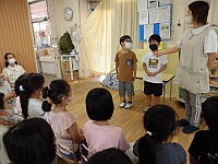 写真:誕生児へのインタビューをしているところ