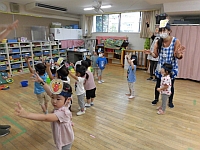 写真:盆踊りをしている様子