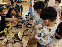 写真:お面屋さんの様子