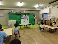 写真:パネルシアターを見ている様子