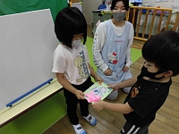 写真:誕生カードをあげているところ