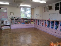 写真：5歳児室テラス側より