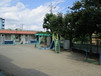 写真：園庭　通用門側より