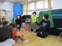 誕生児がインタビューを受けている写真です。