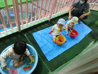 ひよこ組の水遊びの様子の写真
