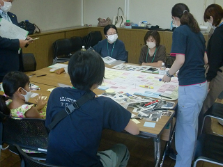 写真:意見を交換しながら公園整備マップを作成している様子