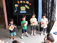 写真:誕生児へカードのプレゼント