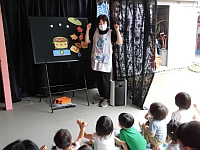 写真:パネルシアターを見ている様子