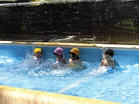 写真:プールに入っているところ