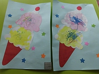 写真:1歳児りすぐみの製作