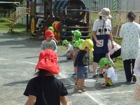 草むしりの様子の写真