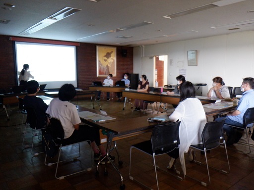 写真:公園整備案を提示し説明を行っている様子