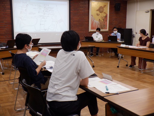 写真:公園整備案について意見交換をしている様子