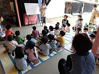 写真:パネルシアターを見ている様子