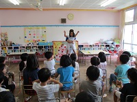 5歳児らいおん組の9月生まれの子どもがお祝いしてもらっている写真