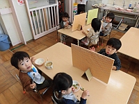 写真:1歳児の食事の様子