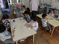 写真:2歳児の食事の様子: