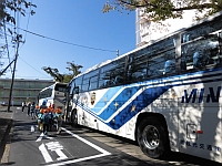 写真:大型バスに乗る様子