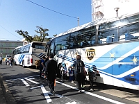 写真:4歳児クラスが大型バスに乗る様子