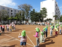 写真:だんご虫ロックをみんなで踊っている様子