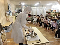 写真:栄養士さんによるデモンストレーション