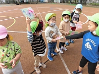 写真:誕生カードのプレゼントをもらう様子