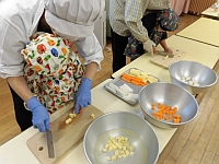 写真:野菜を切っているところ