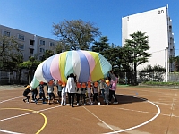 写真:パラバルーンをする5歳児クラス