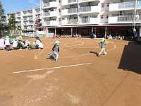 写真:リレーをする4歳児クラス