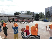 写真:体操をする幼児クラス