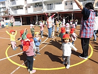 写真:体操をする乳児クラス