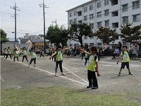 運動会でよっちょれを踊る年長児の写真です。