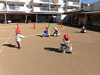 写真:園庭で遊ぶ乳児クラスの様子