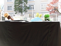 写真:人形劇のピーマンマンが戦う様子