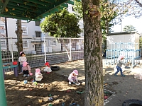しゃしん:砂場で遊ぶ様子