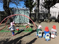 写真:コンビカーで遊ぶ様子