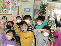 写真：ツリー飾りつけ