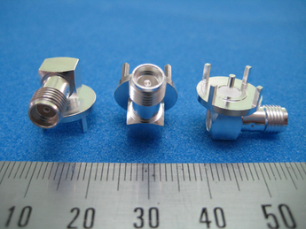 写真：コネクタ製品の例