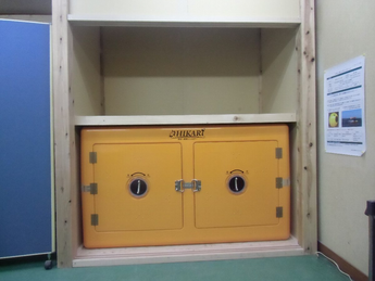 写真：FRP製密閉型小型シェルター