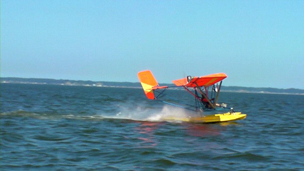 写真：高耐波性水上型超軽量動力機のフロートの試作