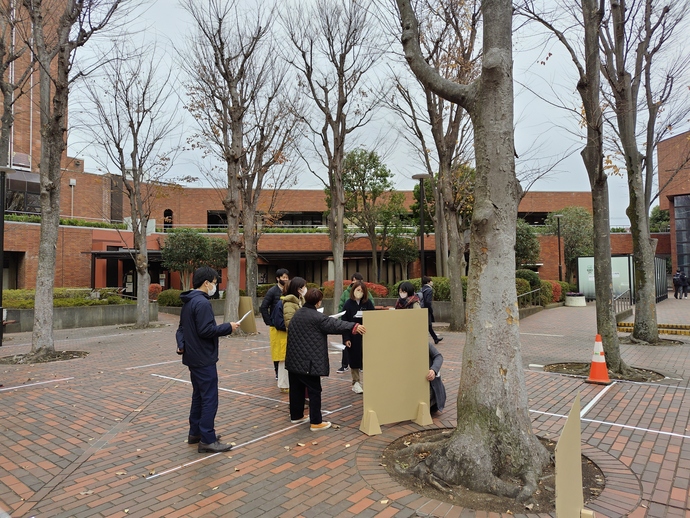 写真:屋外でのワークの様子2