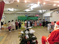 写真:ハンドベル演奏をする5歳児