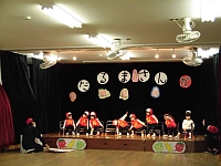 写真:1歳児の表現遊びの様子