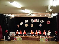 写真:1歳児のだるまさんを表現しているところ