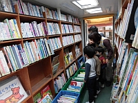 写真:本を選ぶ様子