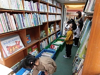 写真:本を選ぶ様子