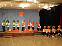 写真:2歳児の表現遊びの様子