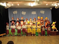 写真:3歳児劇の発表の様子