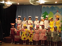 写真:4歳児劇の発表の様子